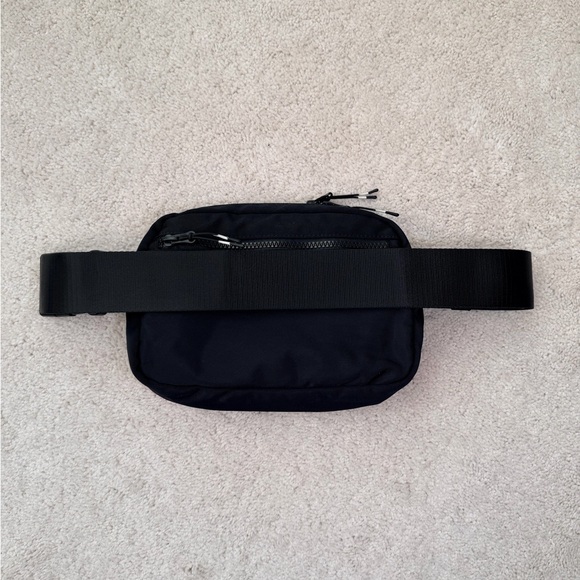 Fabletics “The Big Belt Bag” in black - Picture 5 of 11